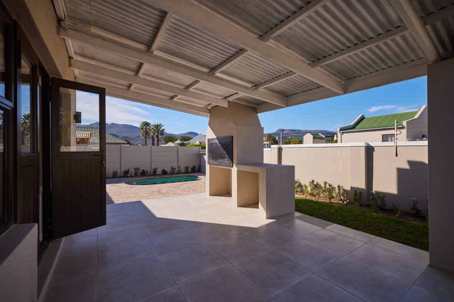 3 Bedroom Property for Sale in Milkwood Park Western Cape